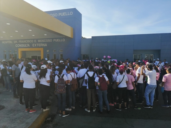 Hospital Moscoso Puello orienta a miles de ciudadanos sobre cáncer de mama
