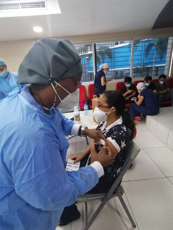 Continúa vacunación personal de salud Moscoso Puello