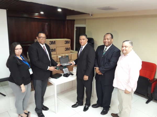 Moscoso Puello recibe  equipos y materiales de iglesia