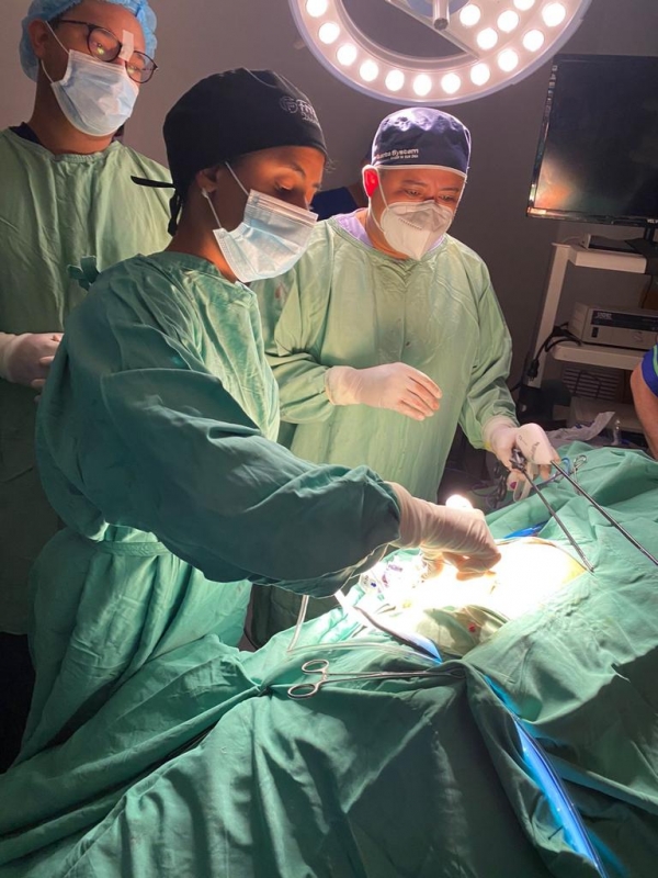 Moscoso Puello realiza primera cirugía laparoscópica de riñón