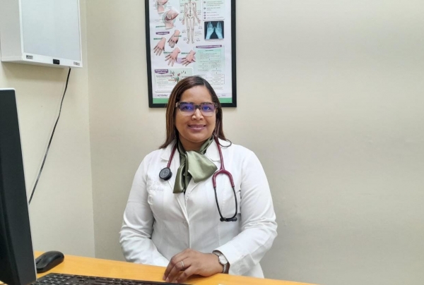 Especialista Moscoso Puello indica cómo prevenir la osteoporosis