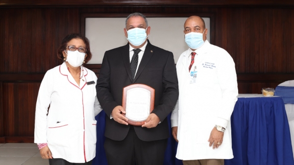 Colegio de Cirujanos reconoce labor de jefe de cirugía del Moscoso Puello